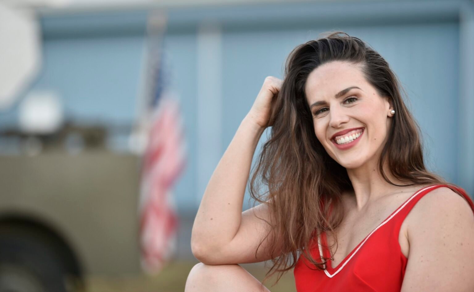 Female voice actor showcasing American accent for commercials and narration