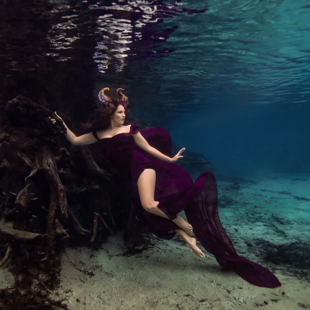 Professional Performance, Movement & Visual Storytelling 5 Professional underwater model Shannon Scott holding a graceful pose beneath the surface, combining beauty, breath control, and poise.