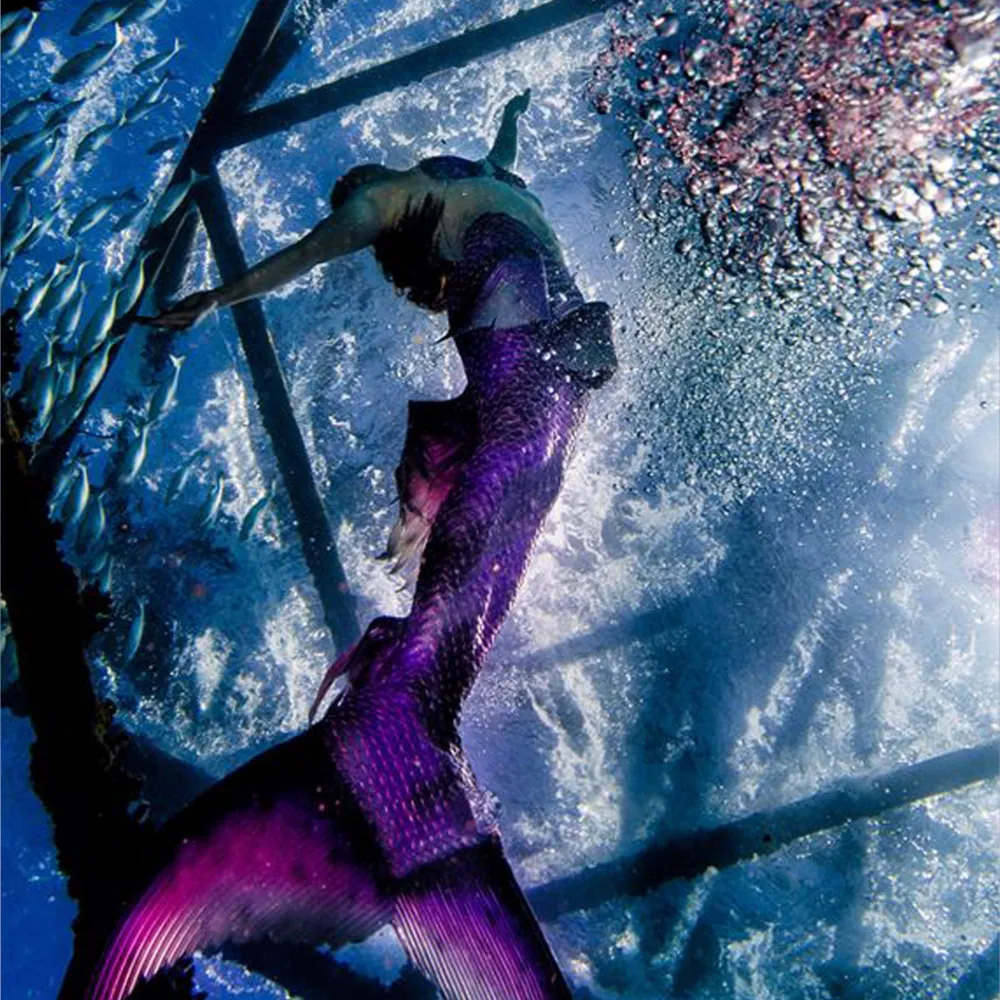 Professional Performance, Movement & Visual Storytelling 2 Shannon Scott performing underwater modeling in the ocean, surrounded by clear blue water and natural marine life.