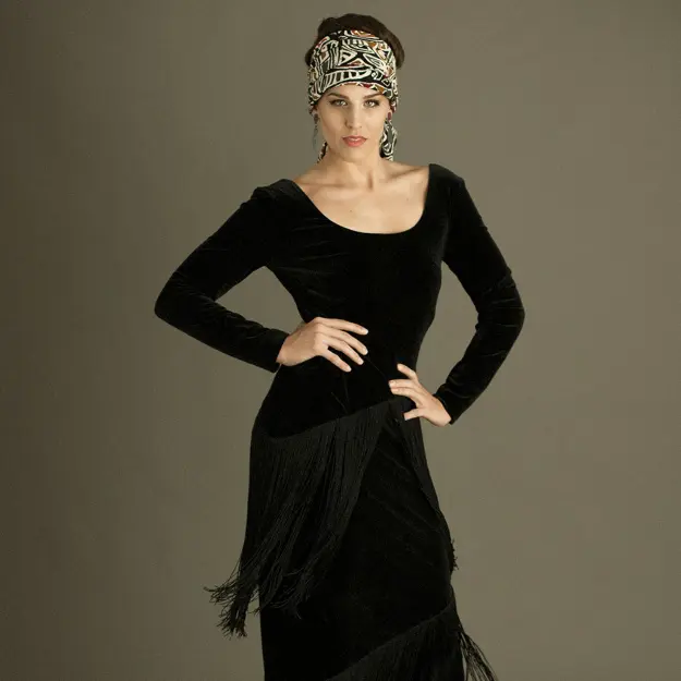 How to Become a Voice Actor: A Beginner’s Guide to Finding Your Voice 2 Looking for voice talent has never been so easy. Hire Voice Artist Shannon Scott. Here she poses in an elegant black dress, representing confident, professional voice talent for hire