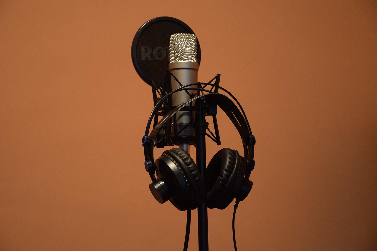 Microphone and headphones setup used for professional voice over demos in commercial recording