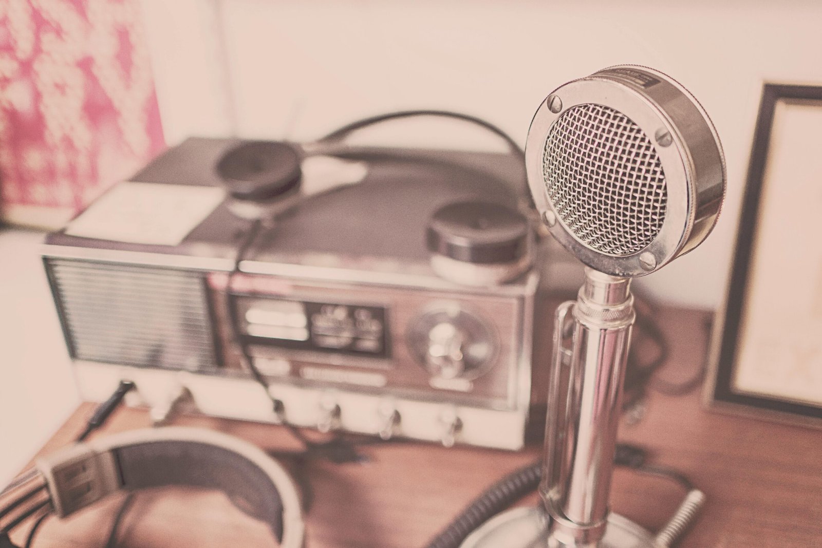 What Makes a Broadcast Quality Home Voice Over Studio? 1 Vintage microphone and classic broadcast system representing broadcast quality voice over production