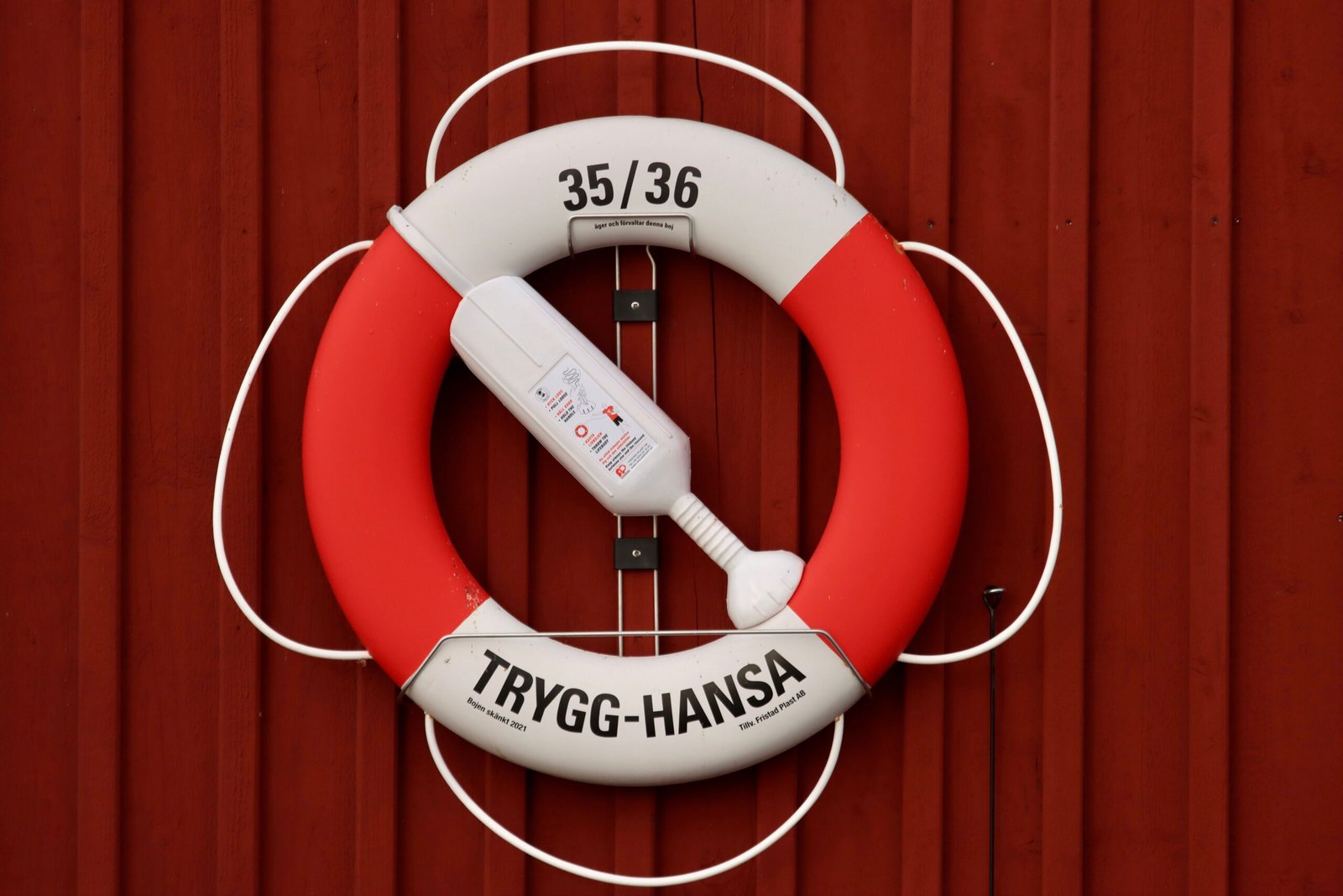 Underwater Photoshoot Safety: How to Prepare for a Successful Shoot 3 Inflatable life raft positioned near the water as part of underwater shoot preparation and safety planning.