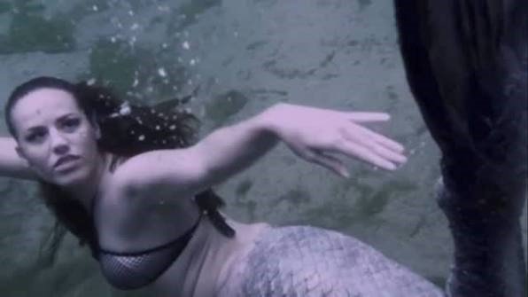 Underwater Modeling Techniques: What It Really Takes to Work Beneath the Surface 3 Shannon Scott performing as a mermaid underwater using professional underwater modeling techniques